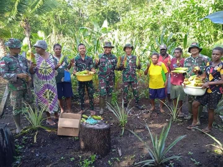 Satgas Yonif 123/RW Ajak Masyarakat Perbatasan Papua Panen Jagung