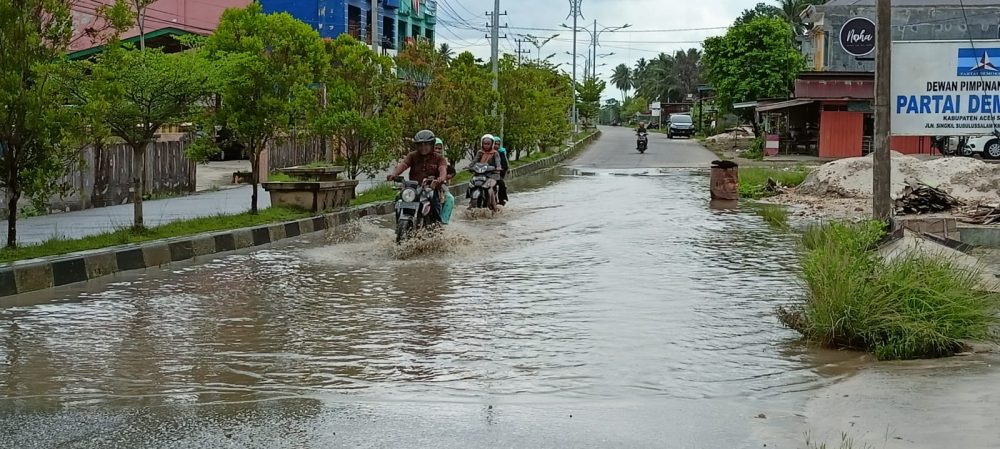 Tidak Ada Hujan, Jalan Jalur Dua Desa Lae Butar Banjir Setinggi 20cm