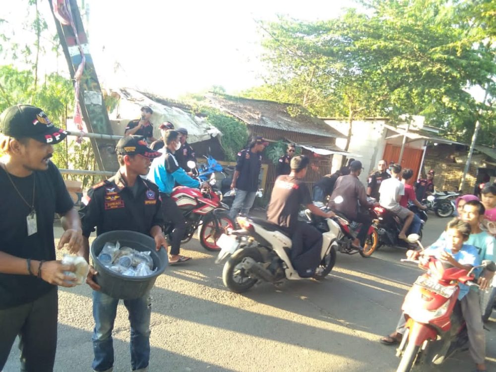 BPPKB Banten DPAC Batujaya Bagikan 1000 Takjil Kepada Masyarakat