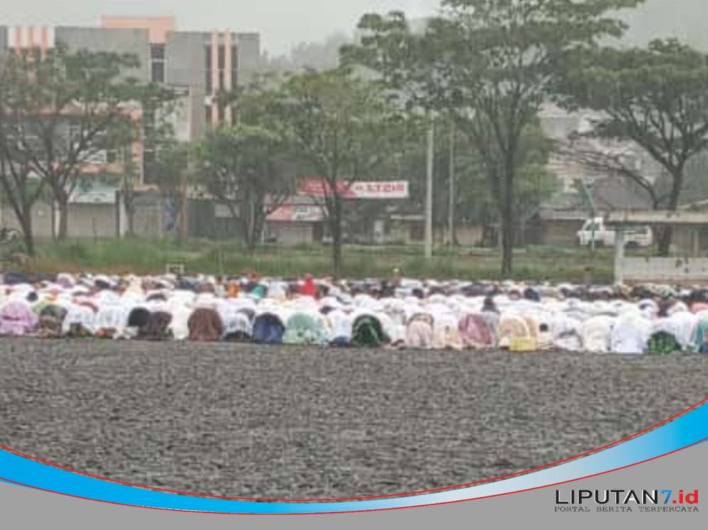 Padang Sidimpuan Diguyur Hujan Tak Menyurutkan Jamaah Salat Idul Fitri di Lapangan Terbuka 