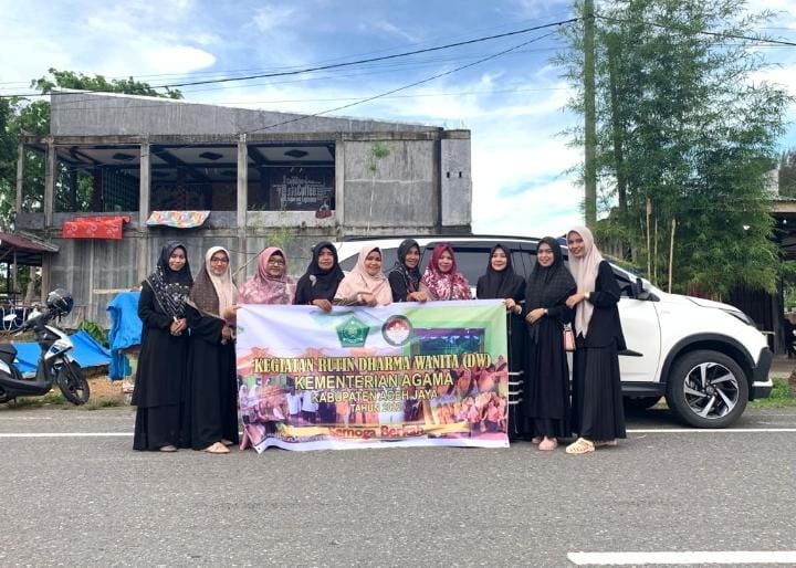 Berbagi Keberkahan Ramadhan Pengurus DWP Kemenag Aceh Jaya Bagi-Bagi Takjil