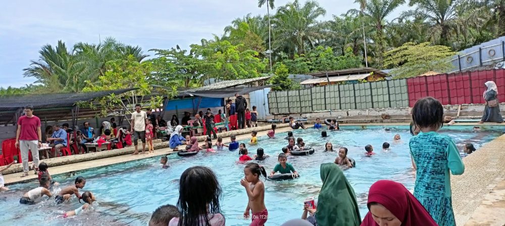 Hari Ketiga Idul Fitri Water Boom Madura diDesa Sianjo anjo Banyak dikunjungi diBerbagai Daerah