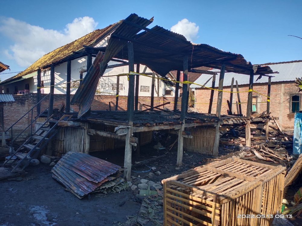 Diduga Akibat Konsleting Listrik Satu Rumah Di Kecamatan Utan Hangus Terbakar