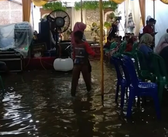 Viral, Gegara Banjir Rob Resepsi Pernikahan Di Semarang Sepi Orang