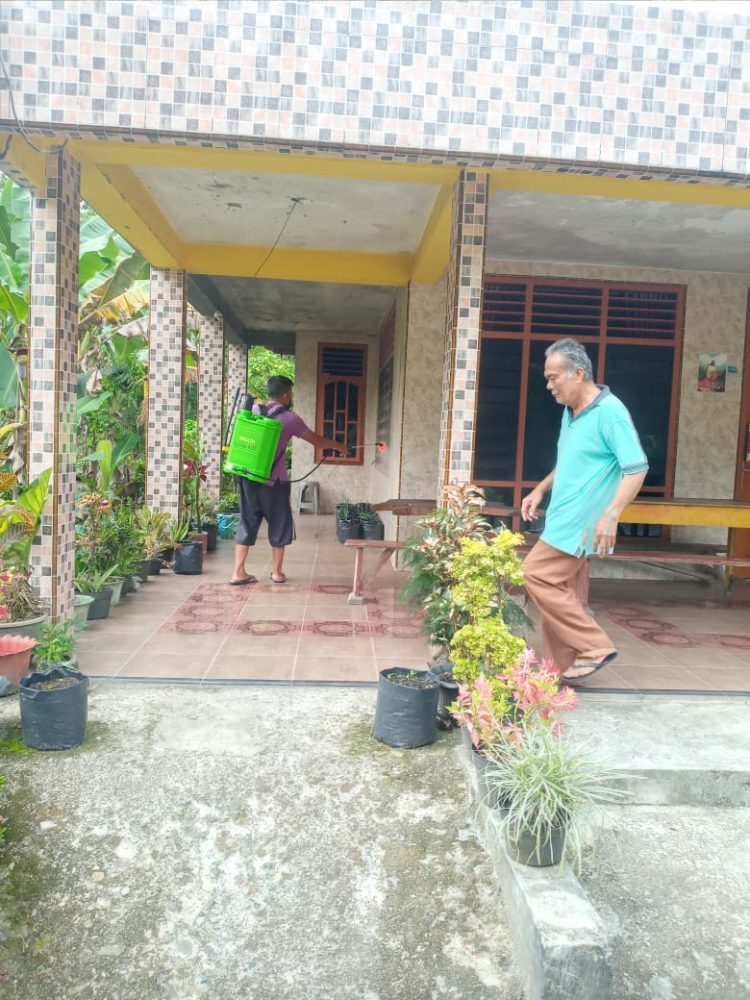 Pemerintah Desa Laehuwa, Kecamatan Alasa Talu Muzoi, Lakukan Penyemprotan Disinfektan Ke Rumah Warga