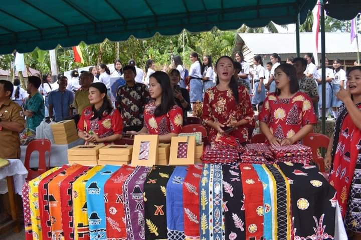 Bupati Nias Utara Amizaro Waruwu,S.Pd, Launching Baju Batik Ornamen Nias Utara