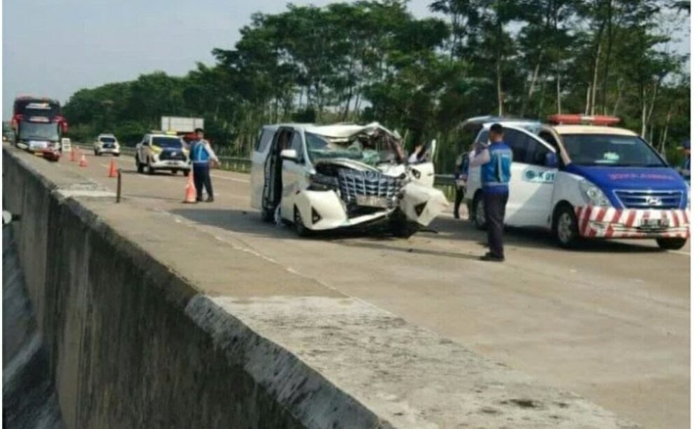 Kecelakaan Di Tol Batang Semarang KM 361, Diduga Sopir Minibus Mengantuk