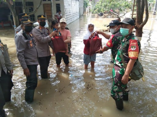 Danramil 01/Tln Bersama Kapolsek Teluknaga Tinjau Banjir Kiriman Di Desa Tanjung Burung Dan Bagikan Sembako