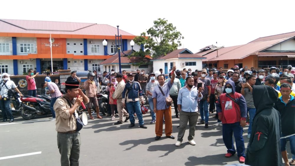 Ratusan Warga Gelar Aksi Di Depan Gedung DPR