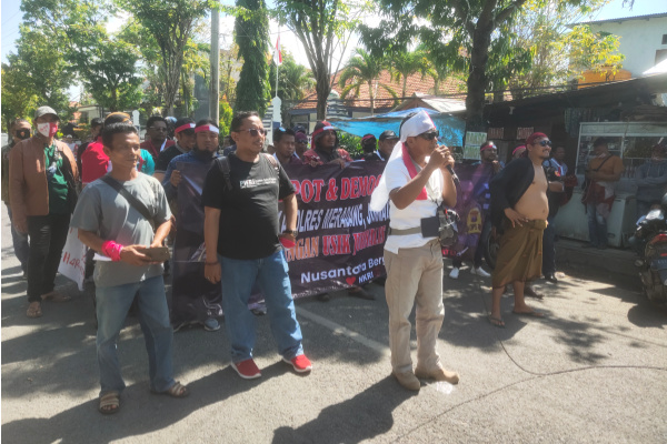 Tuntut Copot Kapolres Sampang, Ratusan Journalist Kepung Mapolres Sampang