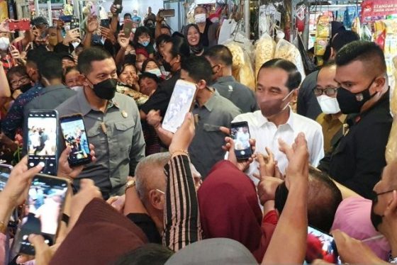 Jokowi didampingi Ganjar, Bagi-bagi Bansos Dan Cek Harga Di Pasar Peterongan Semarang