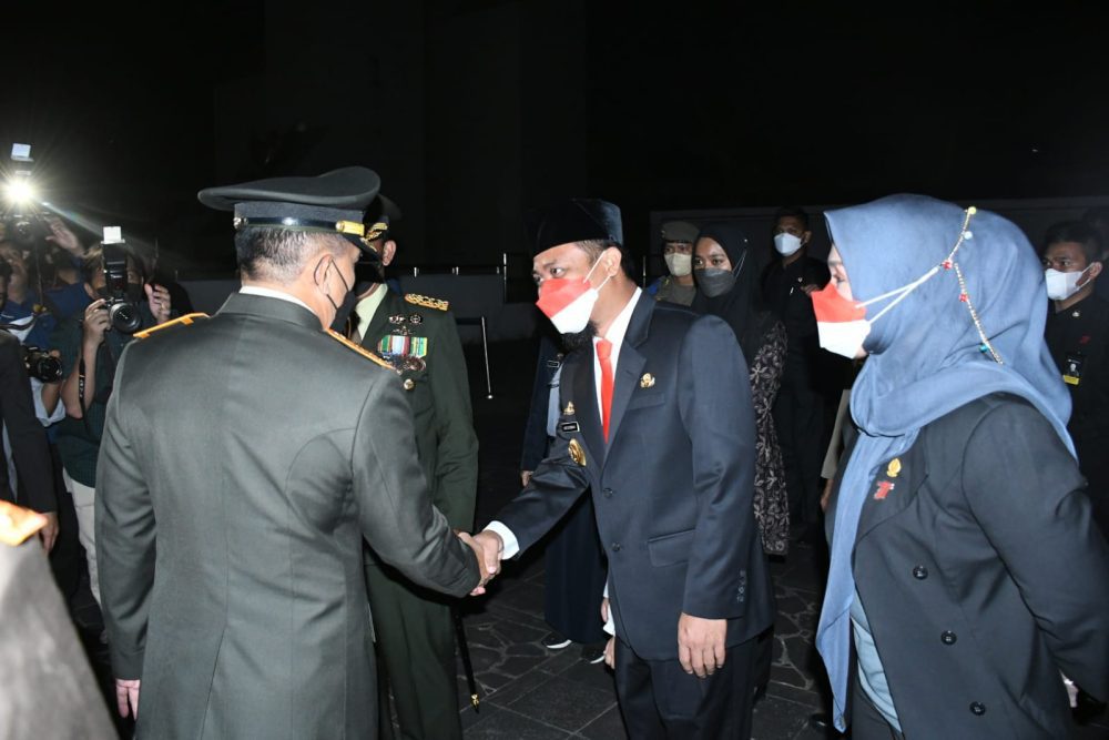 Pangdam Hasanuddin Pimpin Apel Kehormatan Dan Malam Renungan Suci Di TMP Panaikang