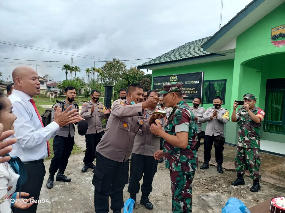 Dalam Rangka HUT TNI Ke-77, Polsek Parongil Dan Polsek Bunturaja Beri Kejutan Kepada Danramil