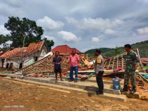Bencana Angin Puting Beliung, Pemerintah Kecamatan Ketapang Terjun Langsung Kelokasi