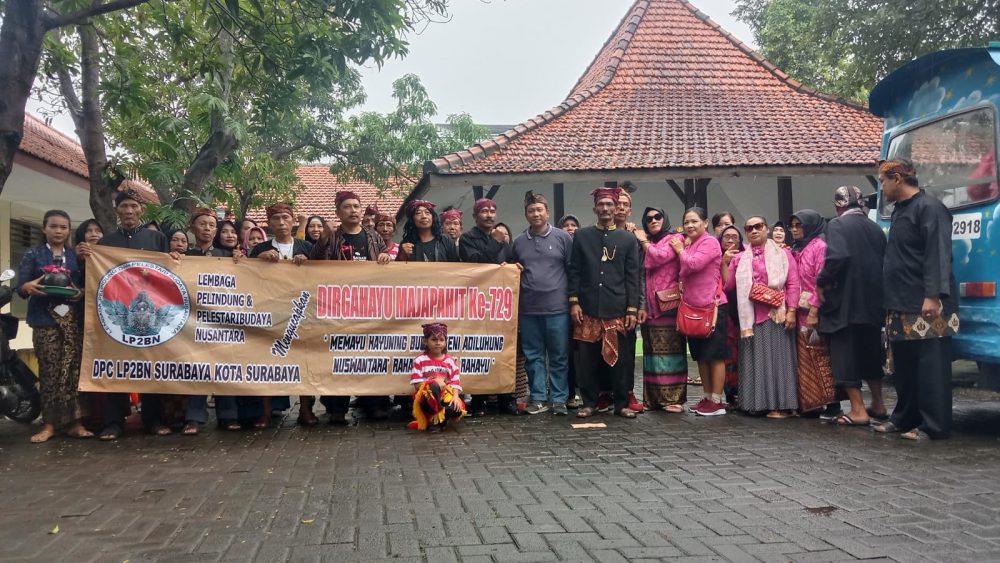 Lurah Sambikerep Melepas Keberangkatan LP2BN Surabaya Untuk Menghadiri Ulang Tahun Majapahit