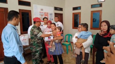 Tim RSUD Memberikan 25 Sembako ke Anak Stunting di Desa Santing