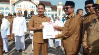 Pj Bupati Aceh Utara Serahkan Penghargaan Untuk Nakes Teladan Dan Gampong Berprestasi