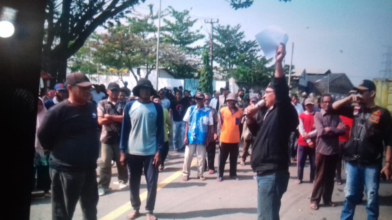 Puluhan masa pengunjuk rasa yang tergabung dari unsur warga Desa Kanci, LSM dan Ormas melakukan aksi unjuk rasa di depan PLTU II Kanci, menuntut agar mafia tanah yang ada di Desa Kanci segera diusut, Selasa (22/08/2023).