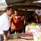 Menteri Pertahananan Prabowo Subianto mendampingi Presiden Joko Widodo meninjau pasokan dan harga sejumlah komoditas pangan di Pasar Grogolan Baru, Kota Pekalongan, Provinsi Jawa Tengah, pada Selasa, 29 Agustus 2023.