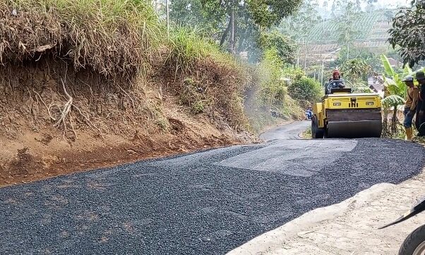 Peningkatan jalan yang dikerjakan oleh rekanan Dinas Pekerjaan Umum dan Tata Ruang atau DPUTR Kabupaten Bandung di wilayah Desa Warnasari tepatnya di Kampung Munjul, Citiss RW 10 pada Sabtu, (16/09/2023).