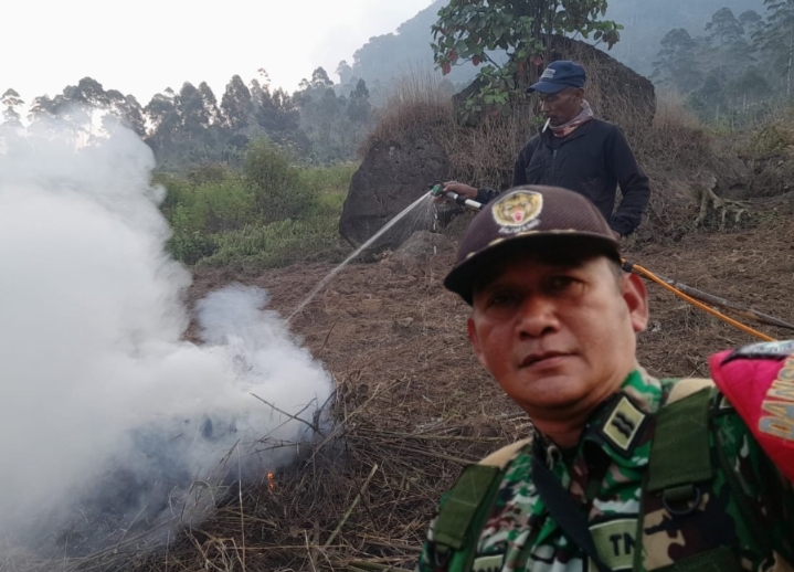 Satgas Citarum Harum mencegah pembakaran lahan di area PTPN VIII Perkebunan Sedap, Jumat (1/9/2023).