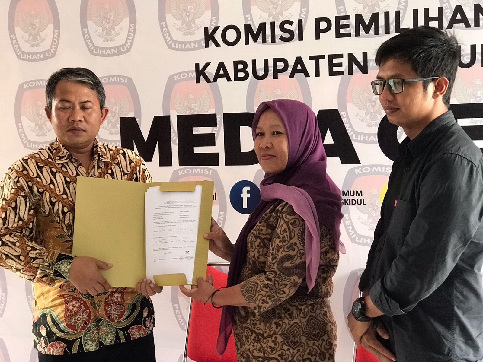 LO Perindo Gunungkidul Pani didampingi Ketua Bappilu Perindo, menyerahkan berkas Pencermatan DCT ke KPU Gunungkidul, Selasa 3 Oktober 2023.