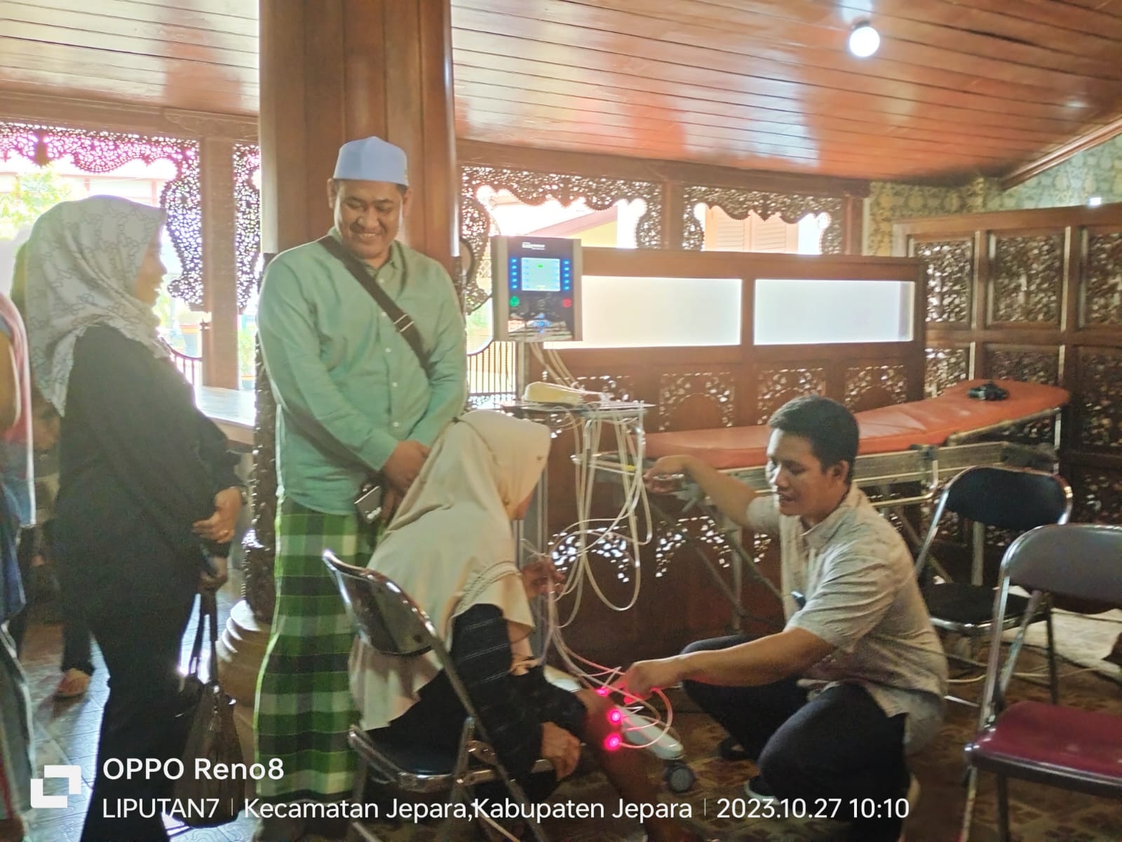 Jamaludin Malik tokoh pemuda Desa Mayong Kabupaten Jepara, mengapresiasi saat mengunjungi kegiatan kemanusiaan dalam bakti sosial pengobatan gratis gangguan saraf yang diselenggarakan di Pendopo Kabupaten Jepara. Jum'at (27/10/2023) pagi.