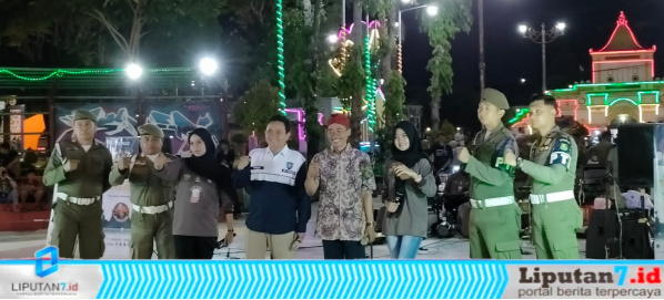 Ket Foto : Kasatpol PP Sumenep Achmad Laili Maulidy (Blangkon Merah) Bersama Humas Bea Cukai Madura Tesar Pratama Saat Berikan Sambutan Pada Acara Panggung Kreasi.
