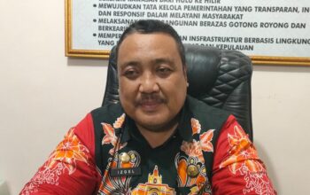 Ket Gambar : Kadinsos P3A Kabupaten Sumenep, Drs. Dzulkarnain Saat Diwawancarai Oleh Awakmedia.
