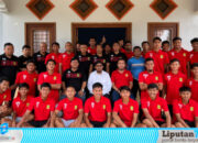 Ket Gambar : Presiden Klub Perssu Madura City, H. Achmad Fauzi Wongsojudo, SH, MH, (tengah_red), bersama para Anggota Timnya.