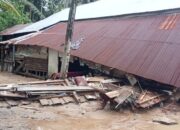 Banjir Robohkan Warung dan Genangi Puluhan Rumah Masyarakat